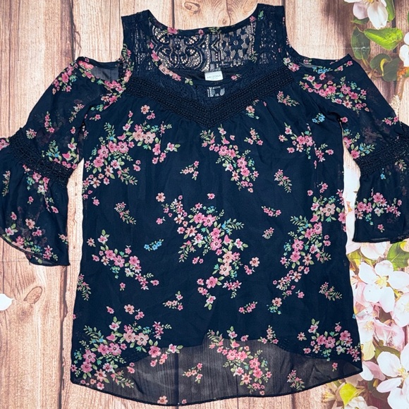 Arizona Jean Company Other - Arizona Jean Company Floral Lace Cold Shoulder Blouse